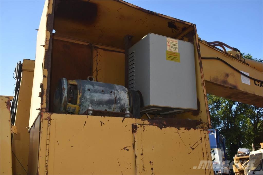 CAT 215B LC Vikšriniai ekskavatoriai
