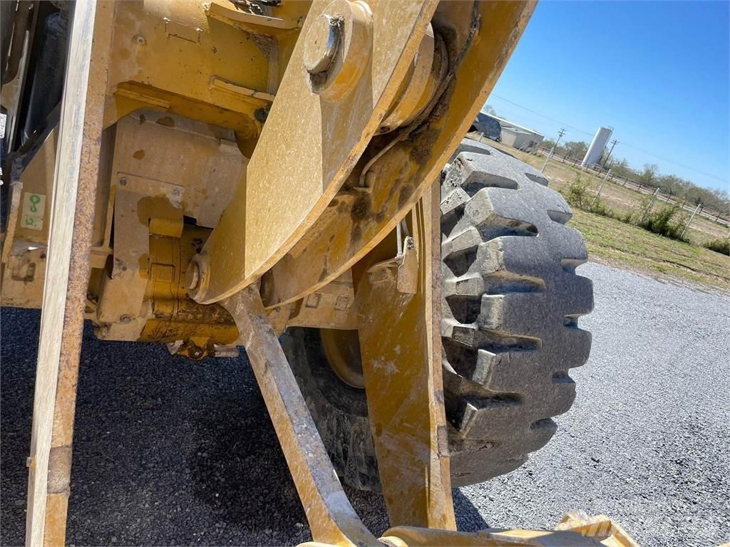 CAT 930M Naudoti ratiniai krautuvai