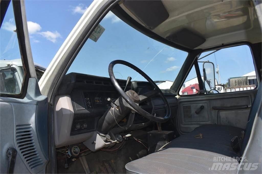 Ford F800 Savivarčių priekabų vilkikai