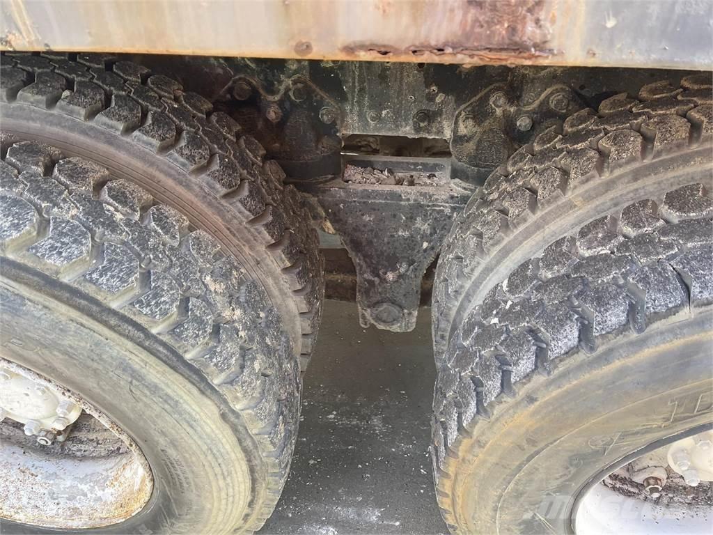 Ford L8000 Savivarčių priekabų vilkikai
