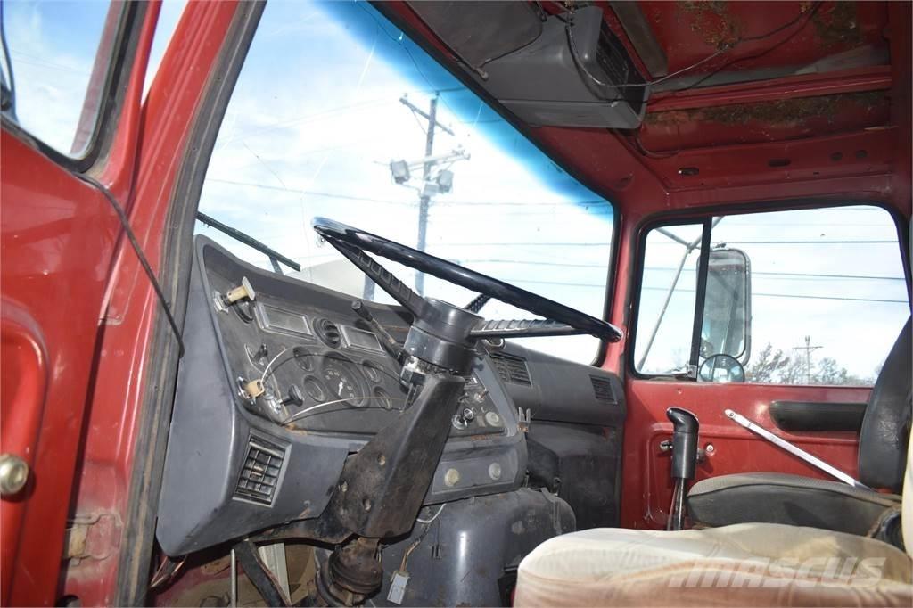 Ford L8000 Savivarčių priekabų vilkikai