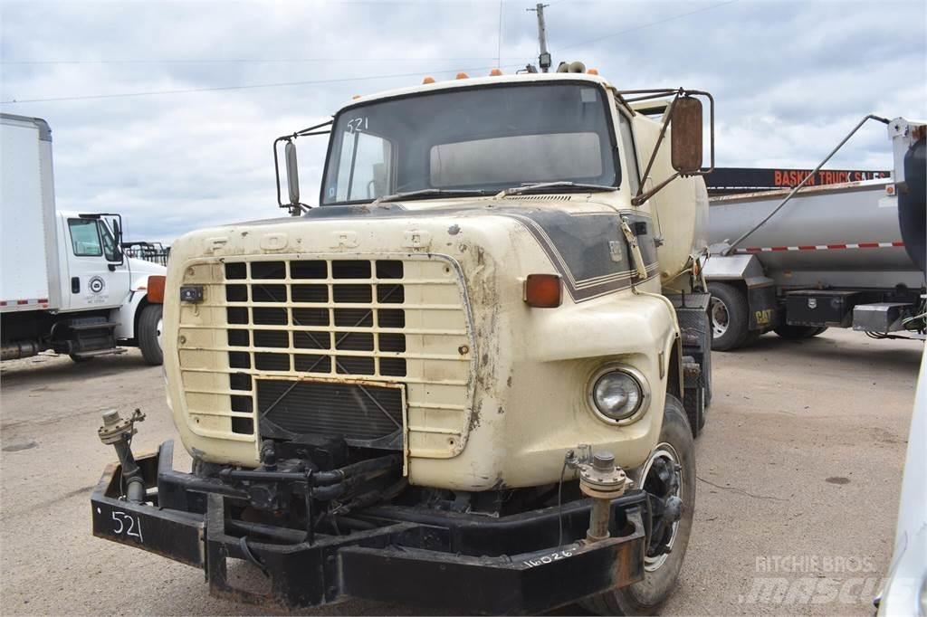 Ford L8000 Automobilinės cisternos