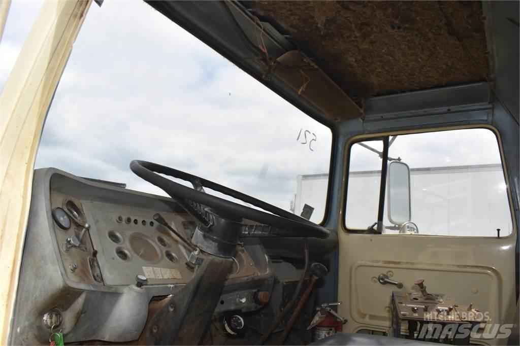 Ford L8000 Automobilinės cisternos
