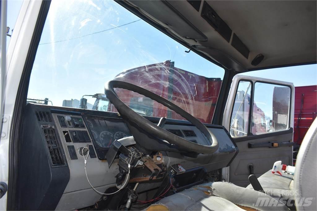 Freightliner FL60 Savivarčių priekabų vilkikai
