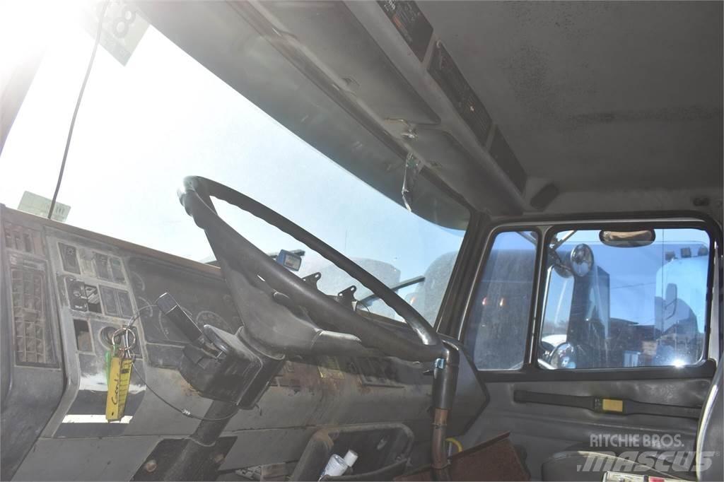Freightliner FLC112 Savivarčių priekabų vilkikai