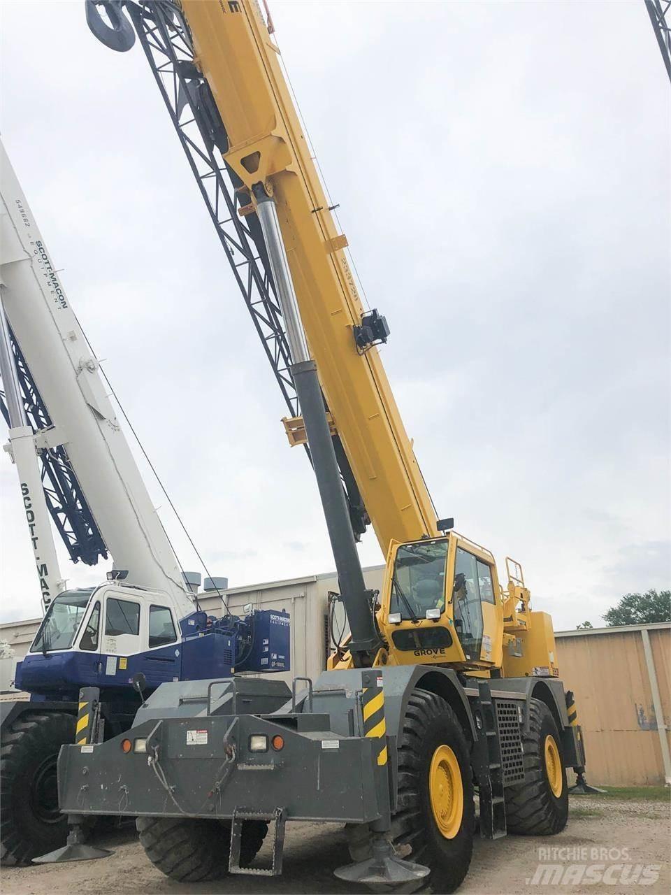Grove RT890E Neapdoroto reljefo kranai
