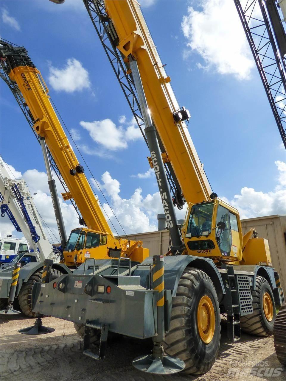 Grove RT890E Neapdoroto reljefo kranai