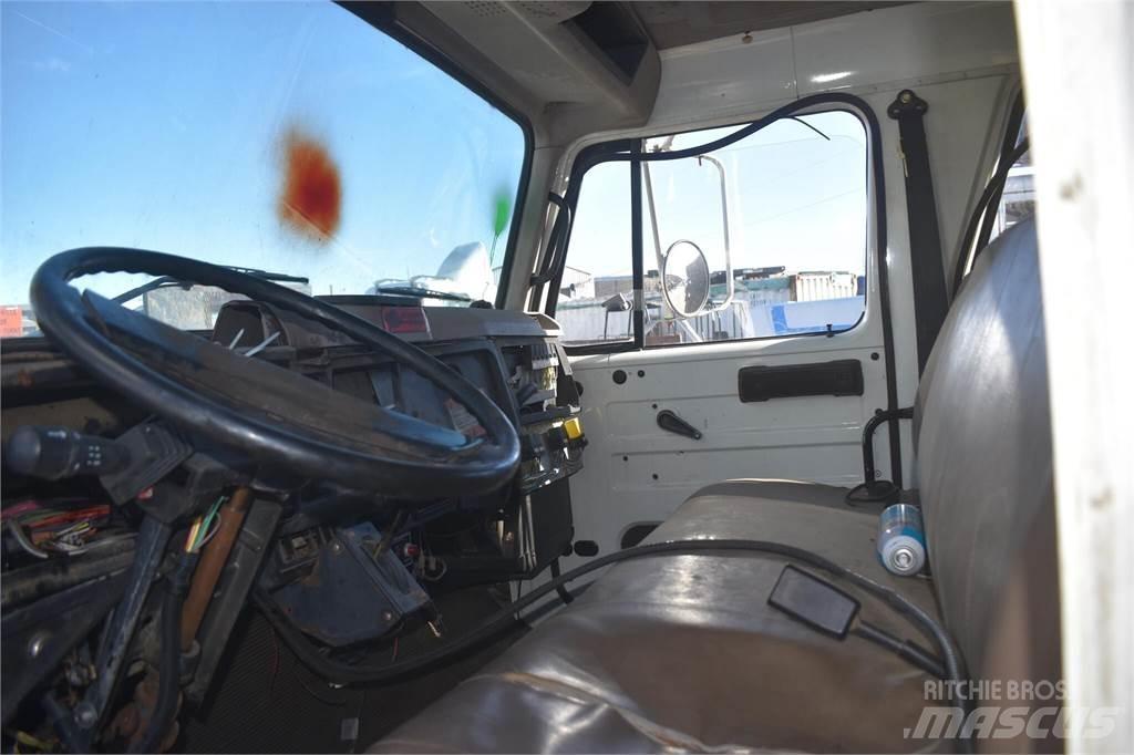 International 4700 Savivarčių priekabų vilkikai