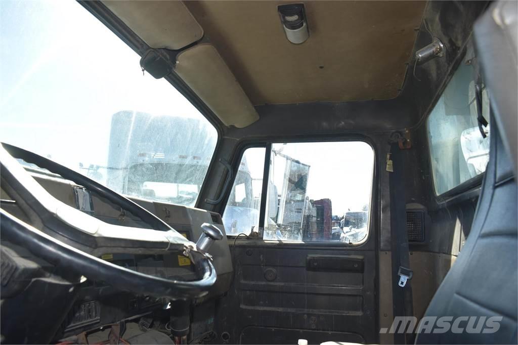 International 4900 Savivarčių priekabų vilkikai