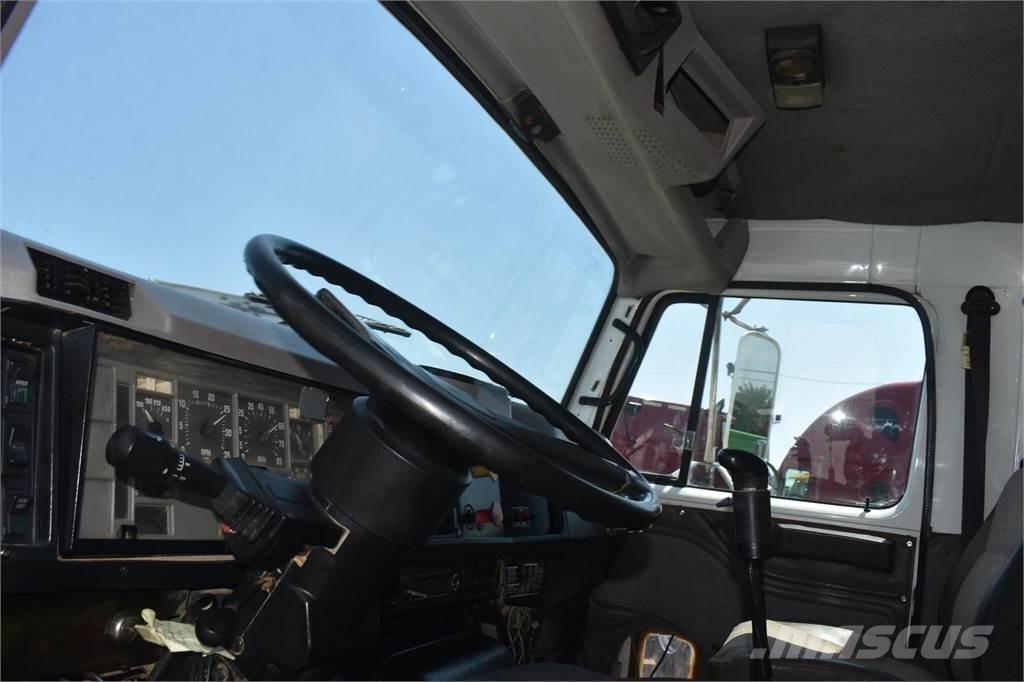 International 8200 Savivarčių priekabų vilkikai