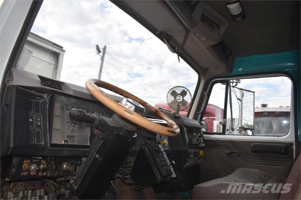 International S2600 Savivarčių priekabų vilkikai