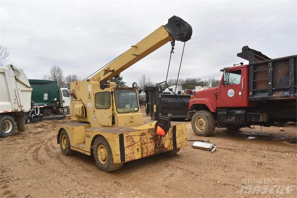 JLG 886 Neapdoroto reljefo kranai