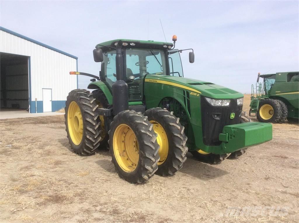 John Deere 8235R Traktoriai