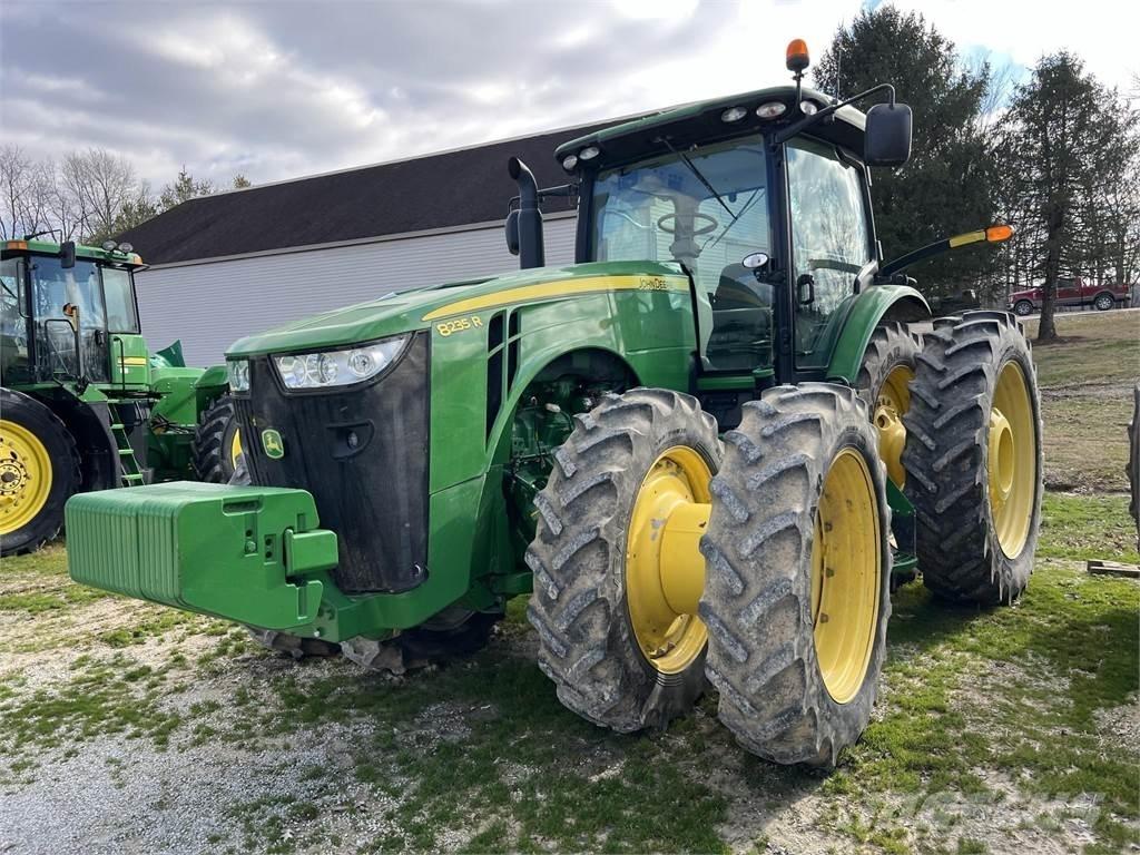 John Deere 8235R Traktoriai