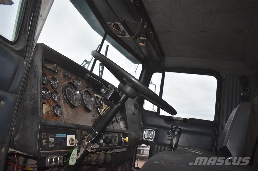 Kenworth T800 Savivarčių priekabų vilkikai
