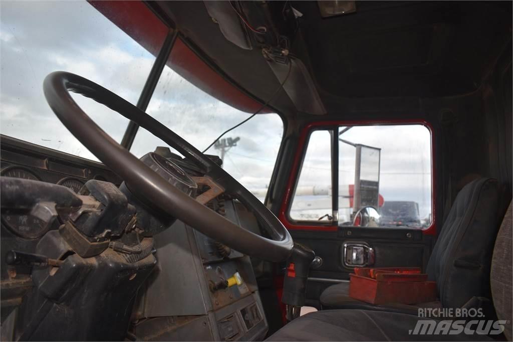 Mack CH613 Savivarčių priekabų vilkikai