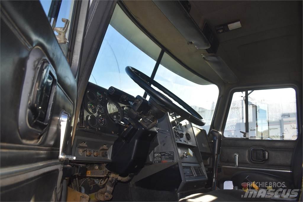Mack CL713 Savivarčių priekabų vilkikai