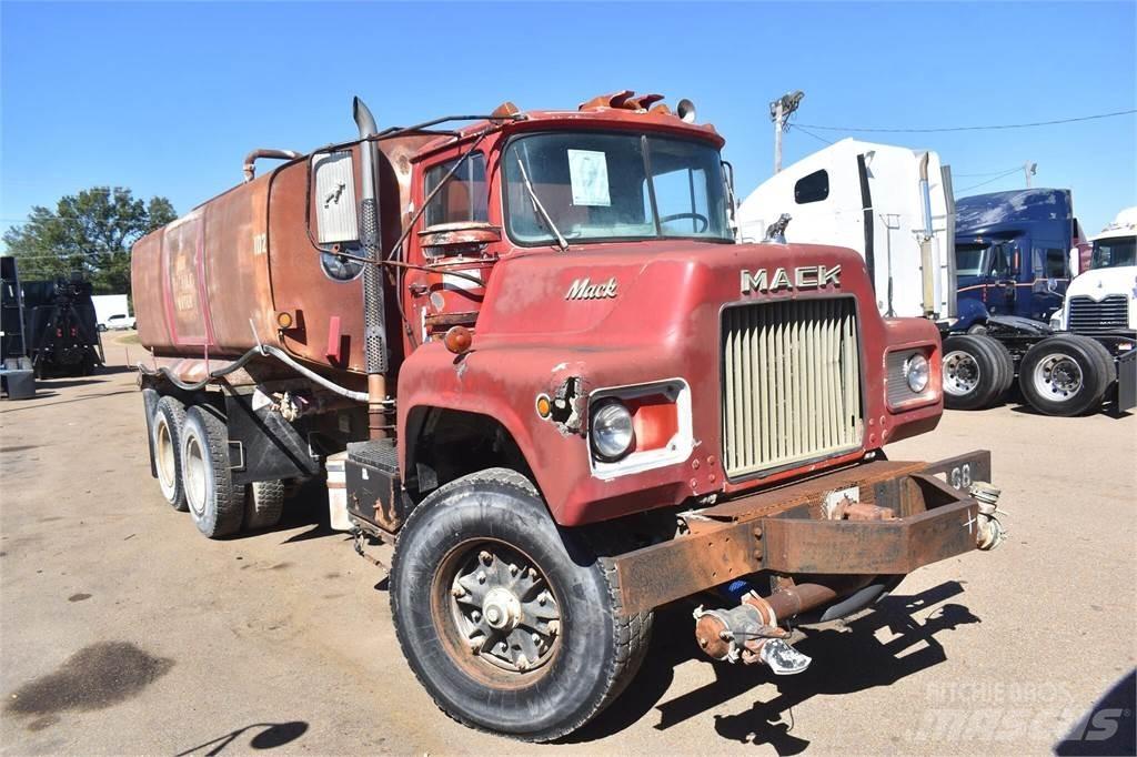 Mack DM685S Automobilinės cisternos