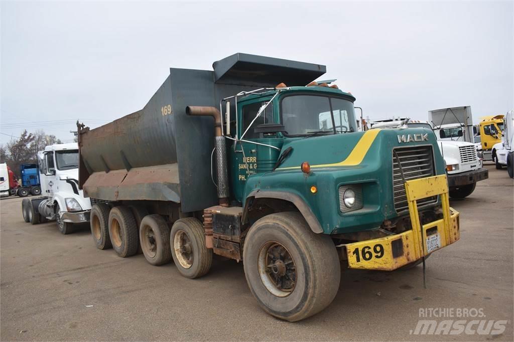 Mack DM688 Savivarčių priekabų vilkikai