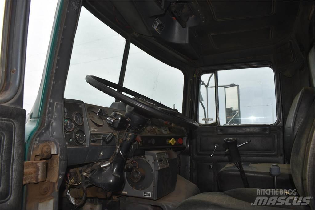 Mack DM688 Savivarčių priekabų vilkikai