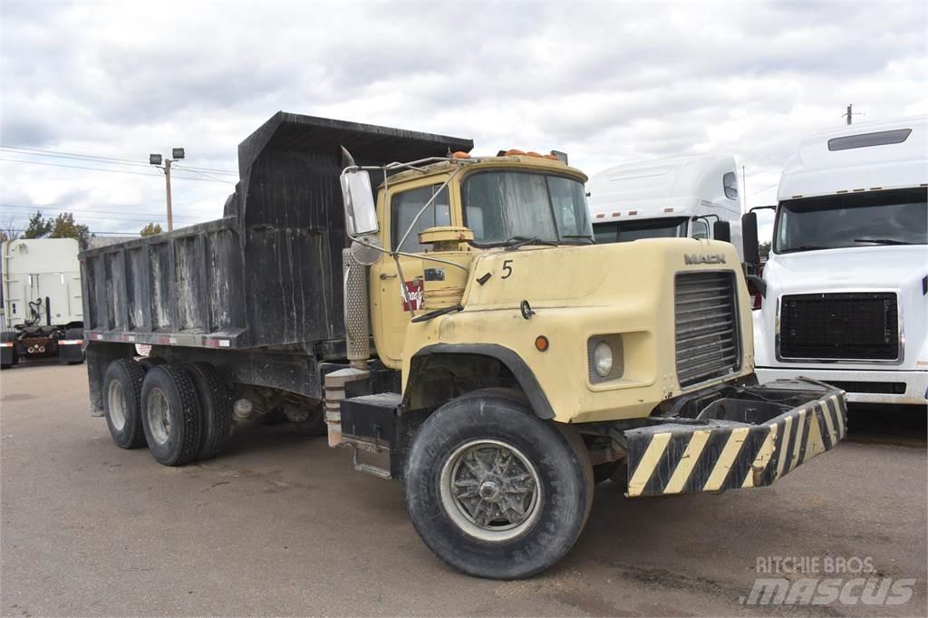 Mack DM690S Savivarčių priekabų vilkikai