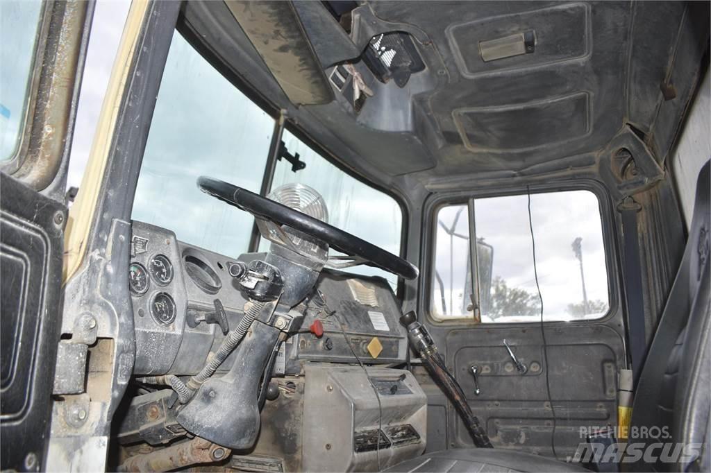 Mack DM690S Savivarčių priekabų vilkikai