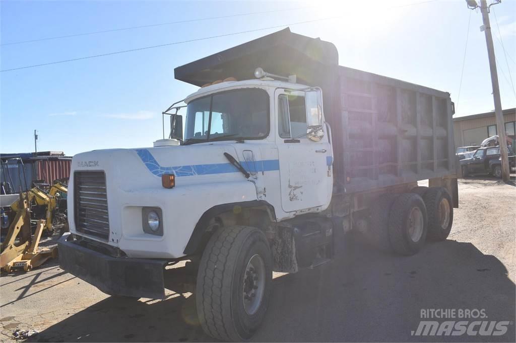 Mack DM690S Savivarčių priekabų vilkikai