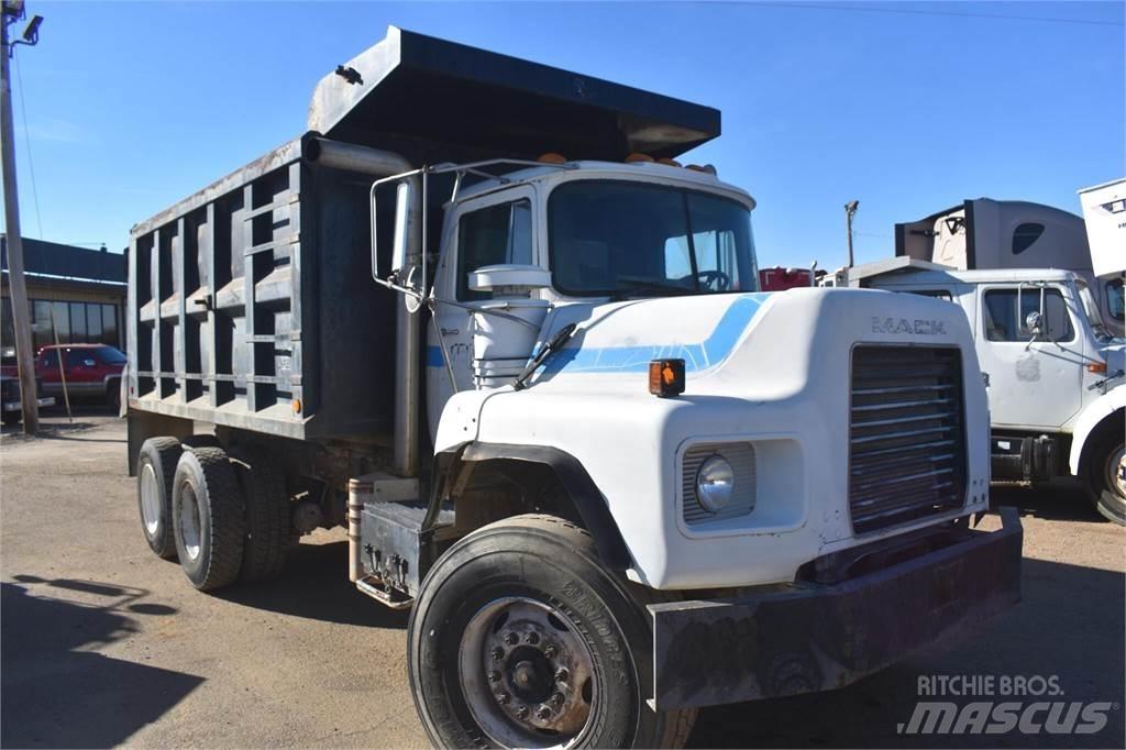 Mack DM690S Savivarčių priekabų vilkikai