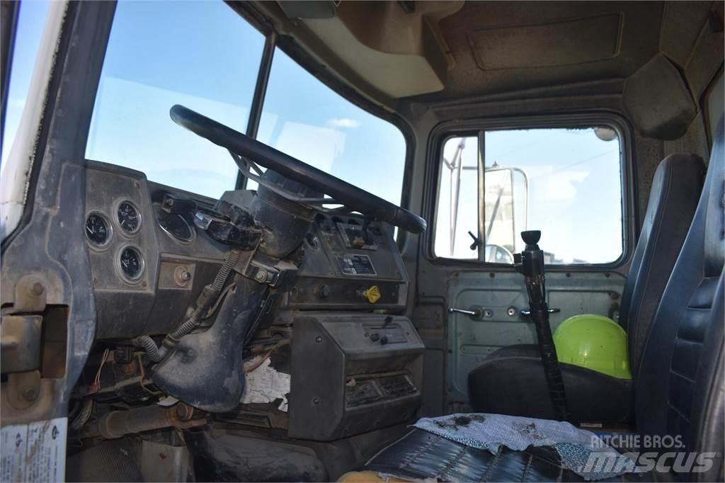Mack DM690S Savivarčių priekabų vilkikai