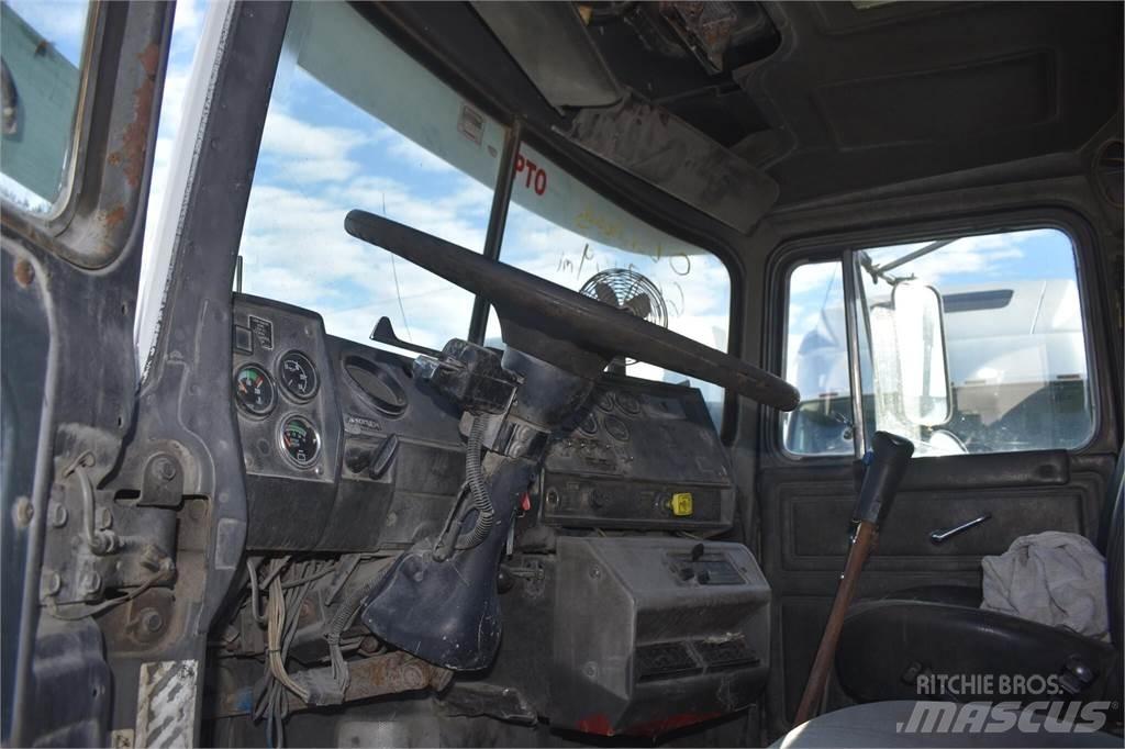 Mack RD688S Savivarčių priekabų vilkikai