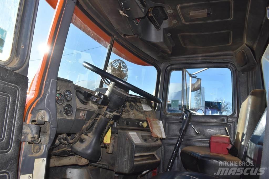 Mack RD688S Savivarčių priekabų vilkikai