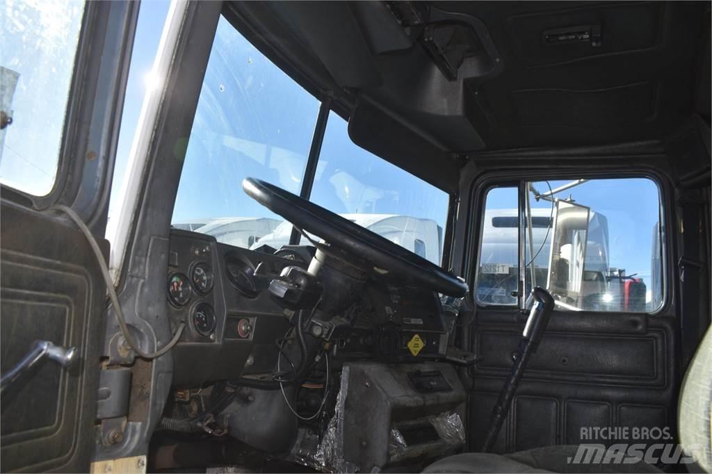 Mack RD688S Savivarčių priekabų vilkikai