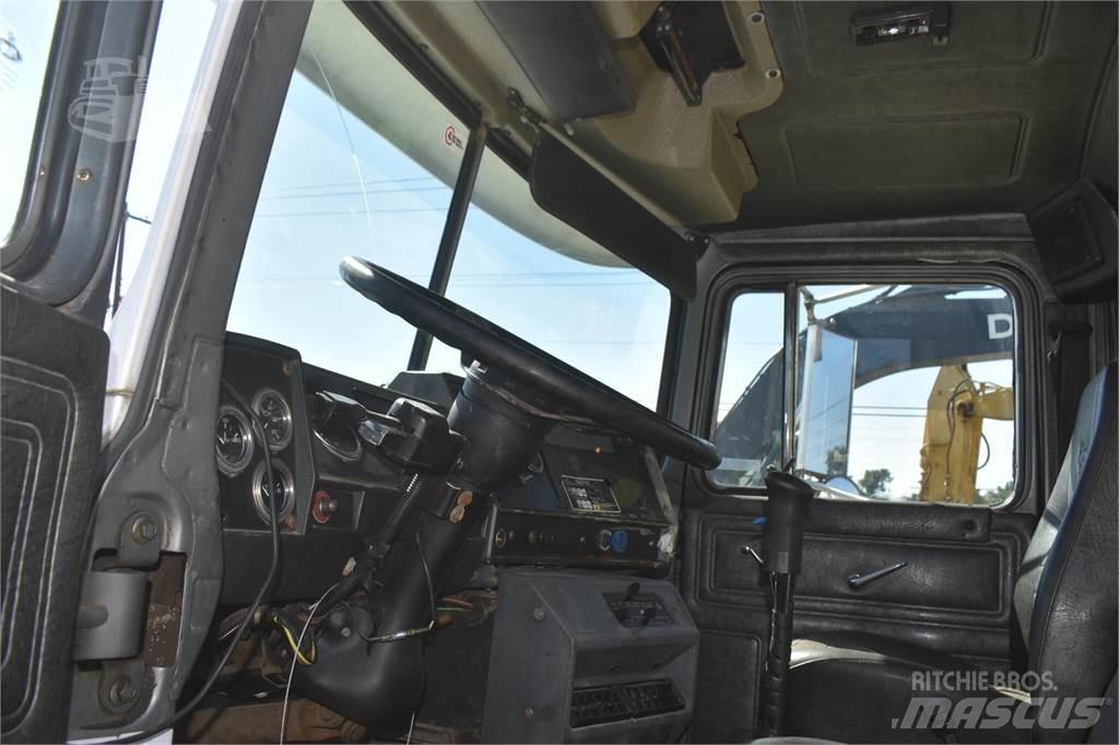 Mack RD690S Savivarčių priekabų vilkikai