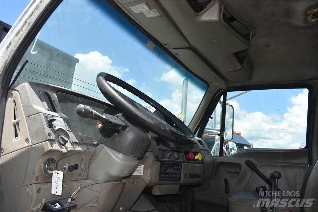 Sterling L7500 Savivarčių priekabų vilkikai
