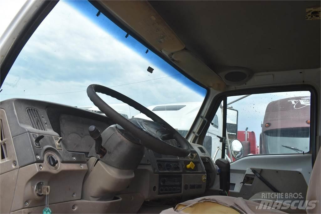 Sterling L7500 Savivarčių priekabų vilkikai