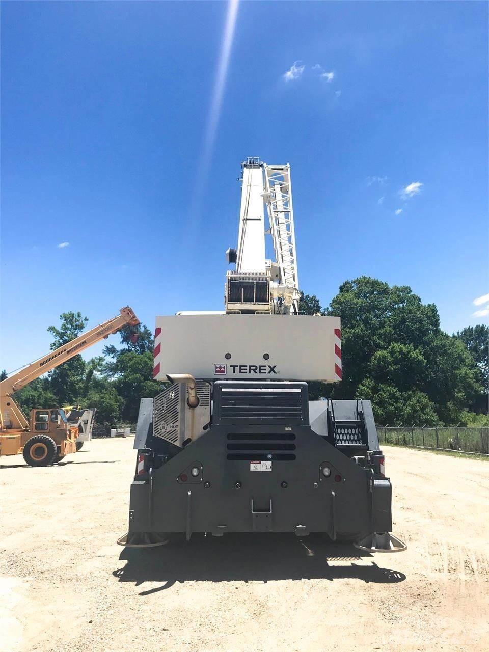 Terex RT670 Neapdoroto reljefo kranai