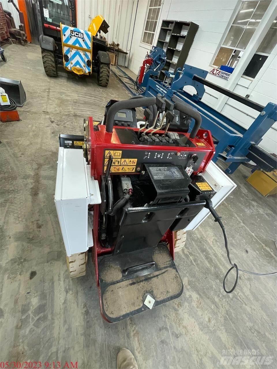 Toro E-DINGO 500 Krautuvai su šoniniu pasukimu