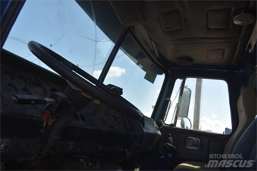 Volvo WG64T Savivarčių priekabų vilkikai