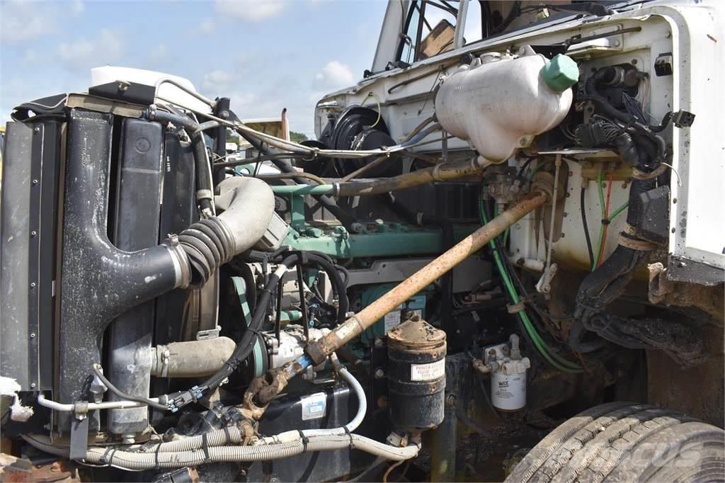 Volvo WG84B Savivarčių priekabų vilkikai
