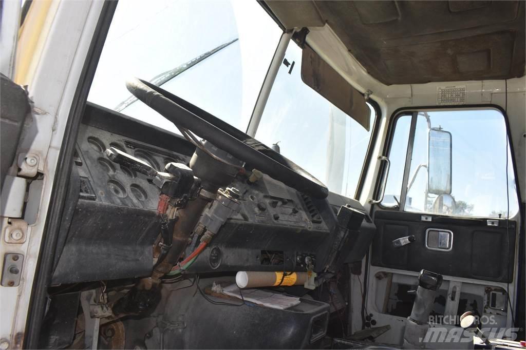 White/GMC WG42 Savivarčių priekabų vilkikai