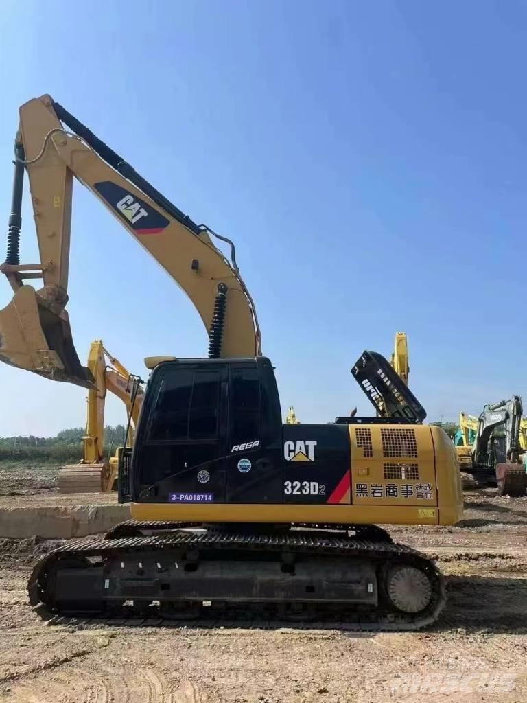 CAT 323D2 Vikšriniai ekskavatoriai