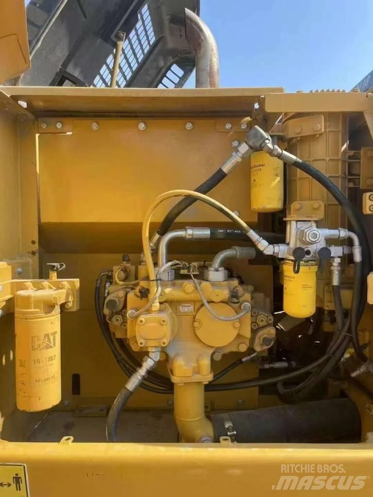 CAT 323D2 Vikšriniai ekskavatoriai