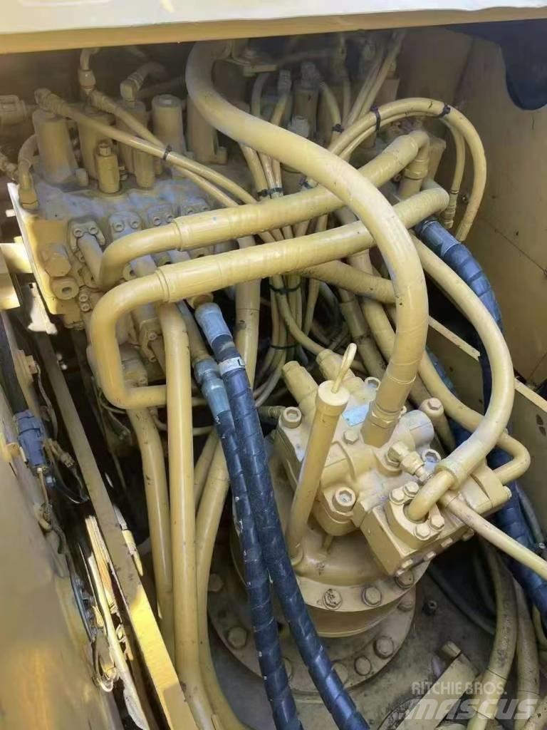 CAT 323D2 Vikšriniai ekskavatoriai