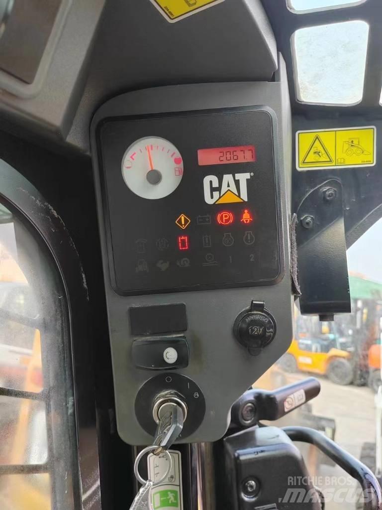 CAT 246 C Krautuvai su šoniniu pasukimu