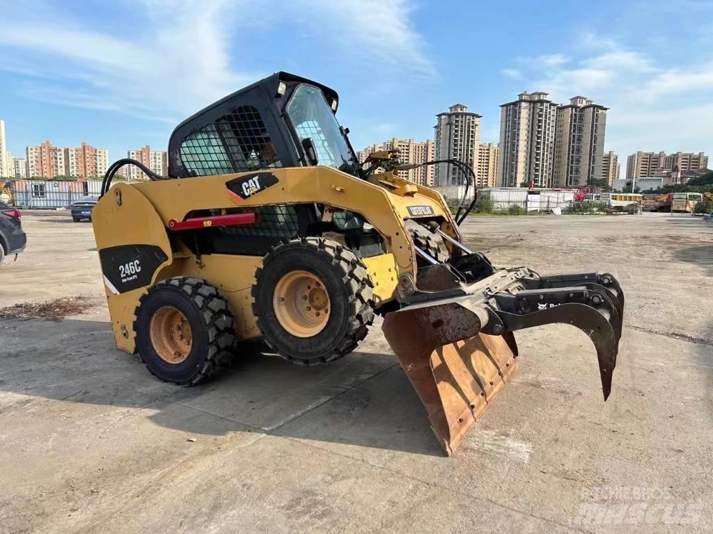 CAT 246 C Krautuvai su šoniniu pasukimu
