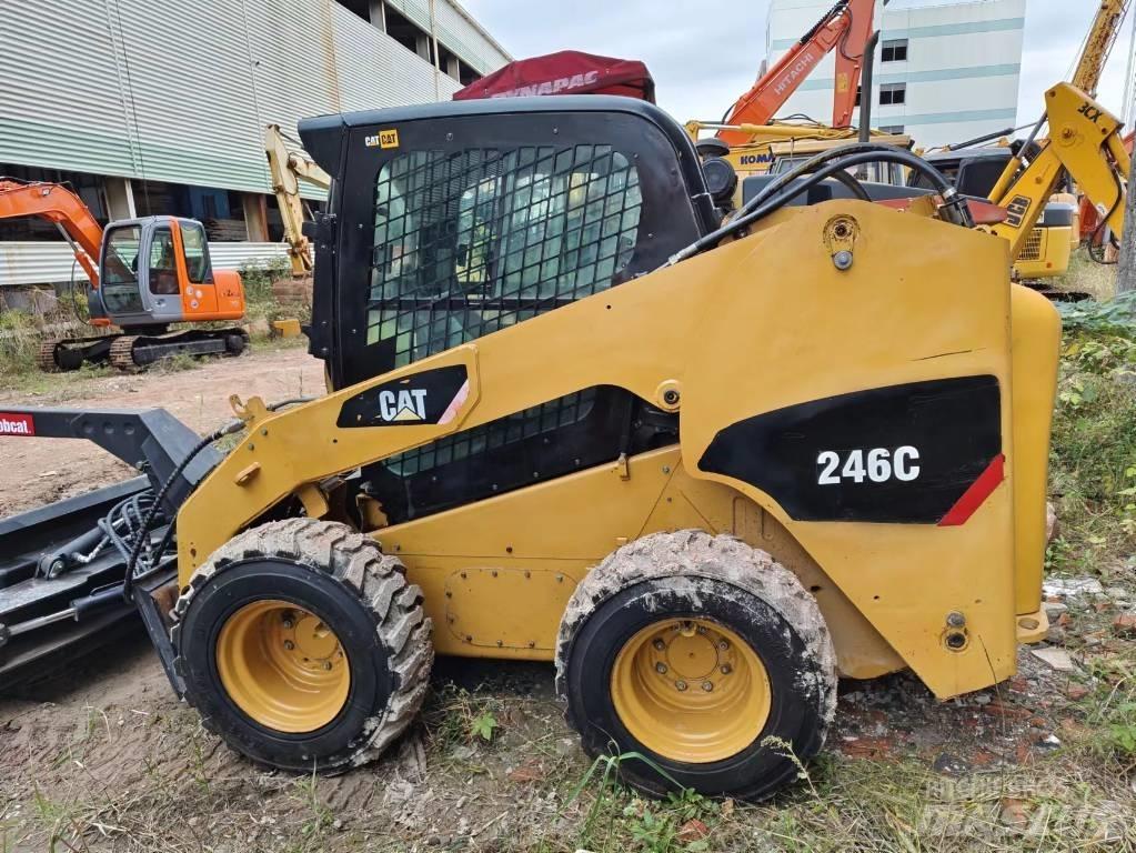 CAT 246C Krautuvai su šoniniu pasukimu