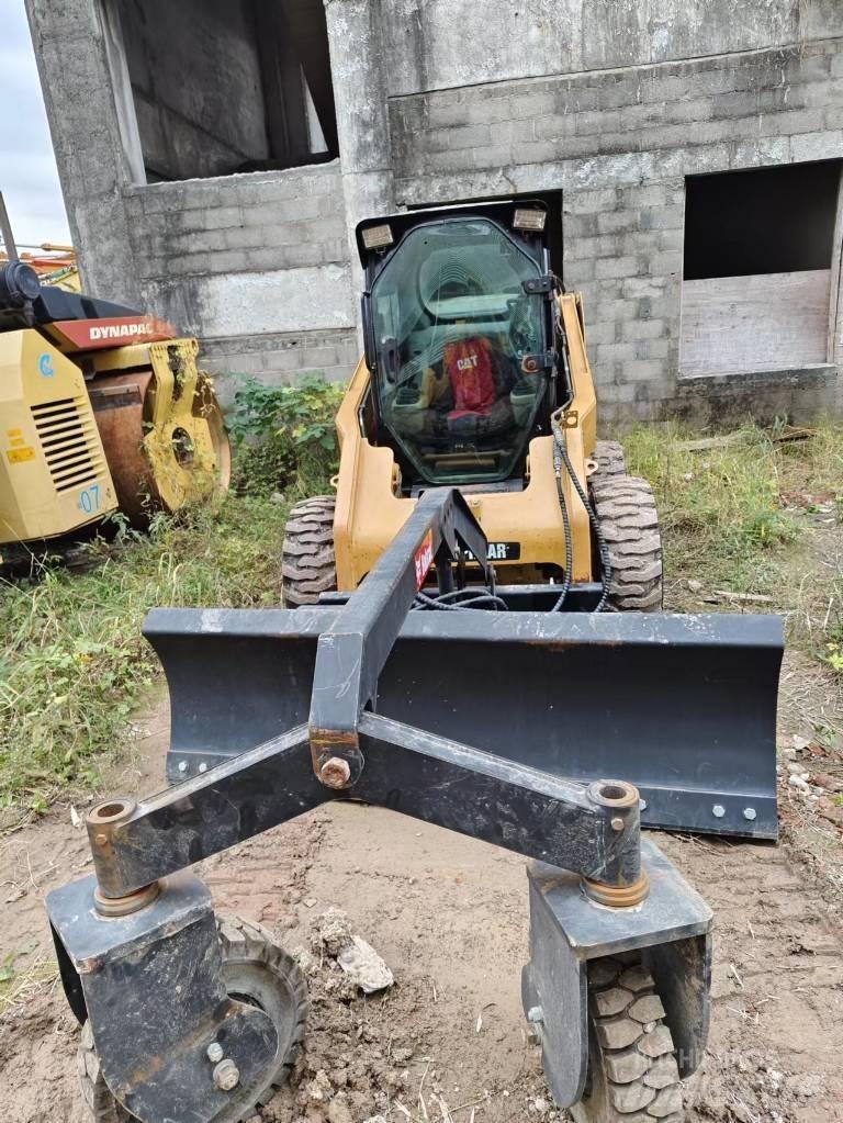 CAT 246C Krautuvai su šoniniu pasukimu
