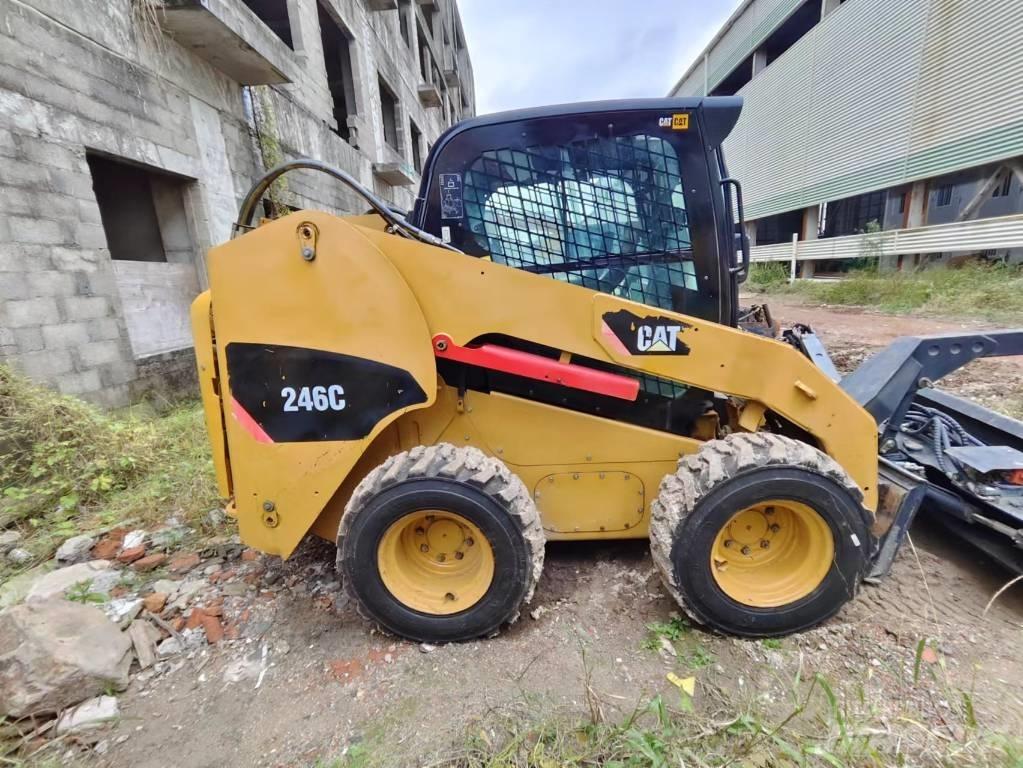 CAT 246C Krautuvai su šoniniu pasukimu