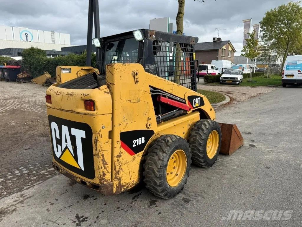 CAT 216B (226B) Krautuvai su šoniniu pasukimu
