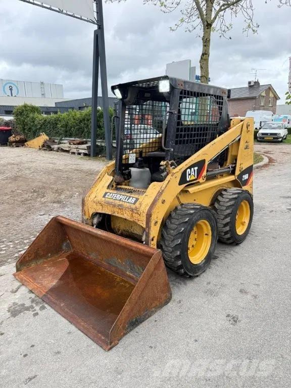 CAT 216B (226B) Krautuvai su šoniniu pasukimu